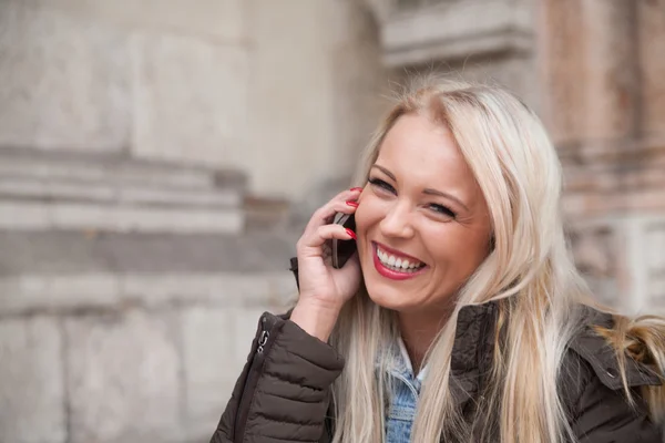 Blonde toeristische bellen home uit Europa — Stockfoto