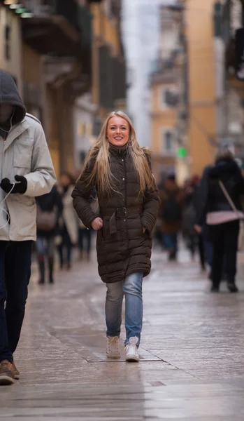 Blonde femme shopping tournée en Europe — Photo