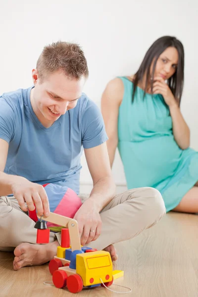 Gravid kvinna tänker hon kommer att ha två barn — Stockfoto