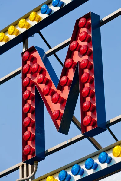 Signo eléctrico clásico que representa letra M — Foto de Stock
