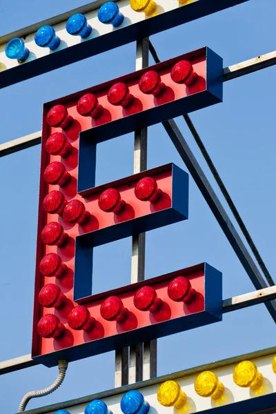 Klassieke elektrische ondertekenen die E-brief — Stockfoto