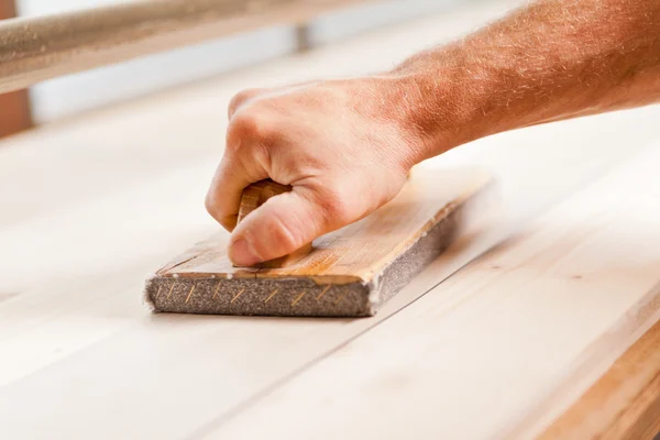 Hand hout vloeiend maken met riem sander — Stockfoto