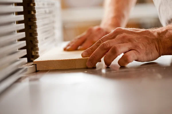 Mão trabalhando com um shaper de madeira — Fotografia de Stock