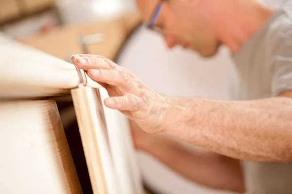 Carpenter's hand een bord plaatsen — Stockfoto