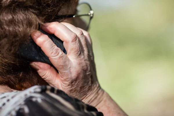 Vieja con teléfono móvil — Foto de Stock