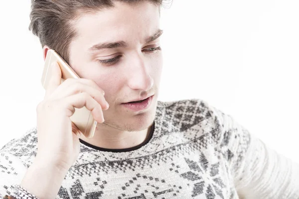 Man met een trui roepen op mobiel — Stockfoto