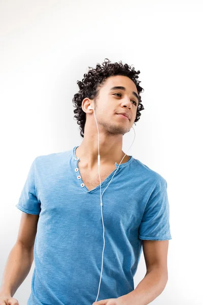 Schöner junger Mann hört Musik und Tänze — Stockfoto