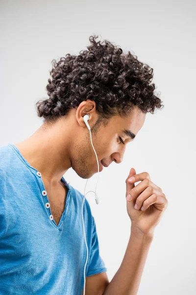 Beau jeune homme écoute de la musique et des danses — Photo