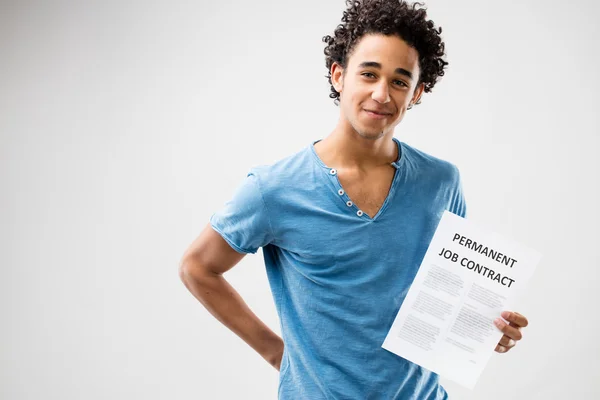 Contrato de trabajo permanente demostrado por un joven — Foto de Stock