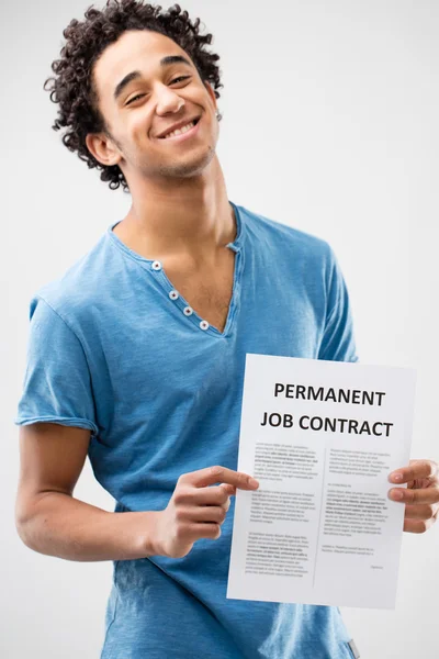 Junger Mann zeigt unbefristeten Arbeitsvertrag — Stockfoto