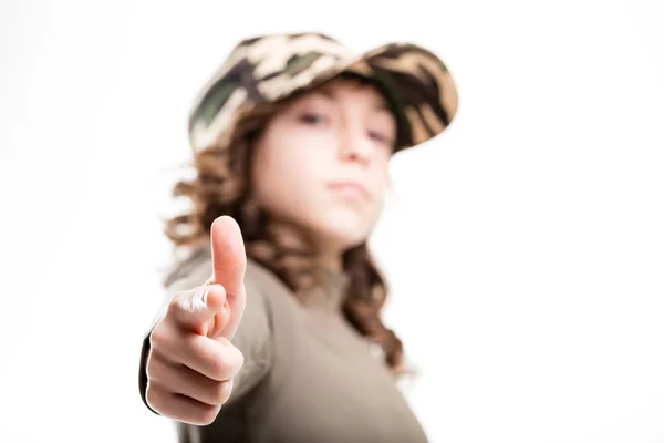 Lilla flickan imiterar en pistol med sin hand — Stockfoto
