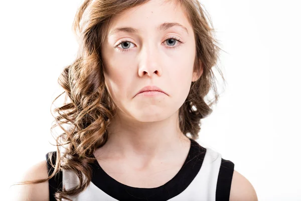 Verdrietig meisje close-up portret op wit — Stockfoto