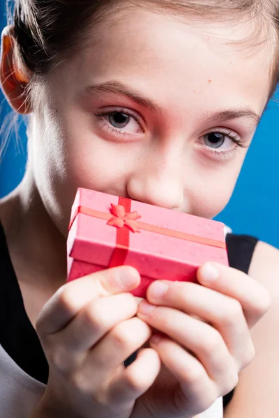 Meisje met een kleine doos van de gift — Stockfoto