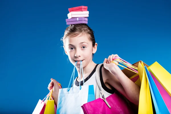 Meisje shopping met veel gekleurde tassen — Stockfoto