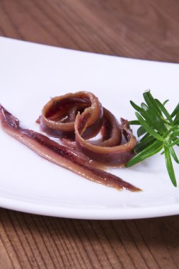 gemide yemek çubukları ile hamsi