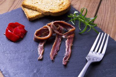 gemide yemek çubukları ile hamsi