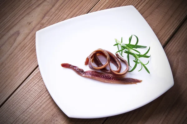 Sardellen mit Essstäbchen an Bord — Stockfoto