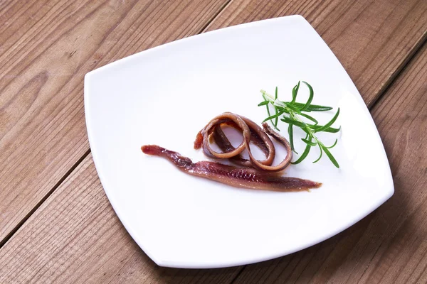 Sardellen mit Essstäbchen an Bord — Stockfoto