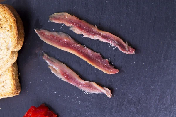 Anchoas con palillos a bordo —  Fotos de Stock