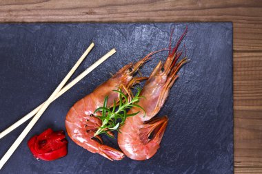 tabak içinde sunulan deniz ürünleri