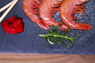 tabak içinde sunulan deniz ürünleri