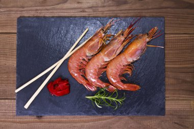 tabak içinde sunulan deniz ürünleri