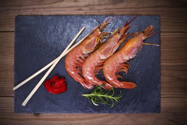 tabak içinde sunulan deniz ürünleri