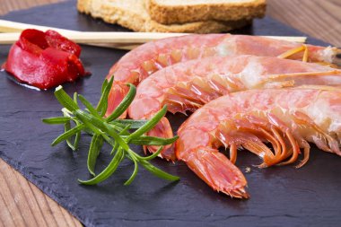 tabak içinde sunulan deniz ürünleri