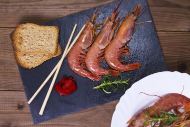 tabak içinde sunulan deniz ürünleri