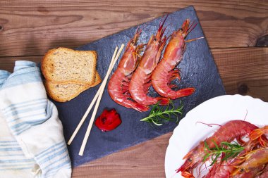 tabak içinde sunulan deniz ürünleri