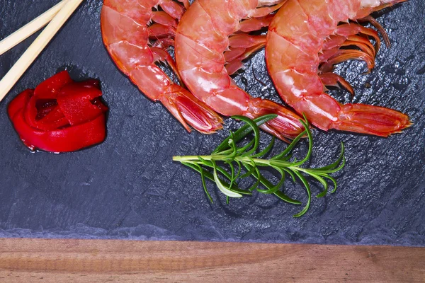 tabak içinde sunulan deniz ürünleri