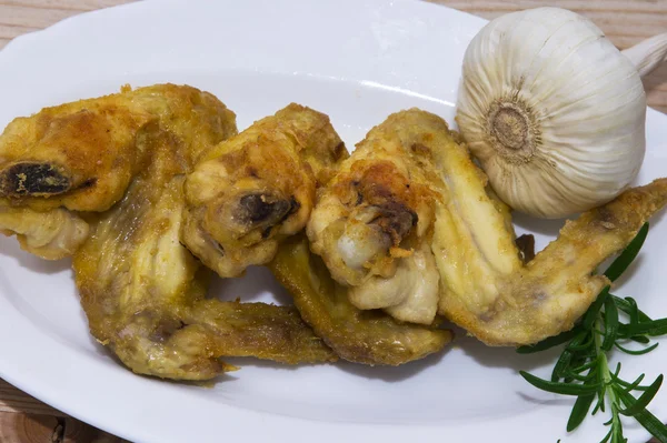 Asas de frango fritas em madeira — Fotografia de Stock