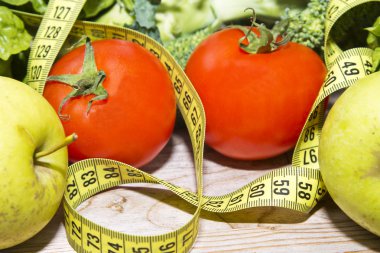 mezura ile domates, sebze ve elma