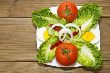 ahşap arka plan üzerinde tablo salata