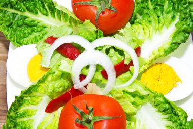 ahşap arka plan üzerinde tablo salata