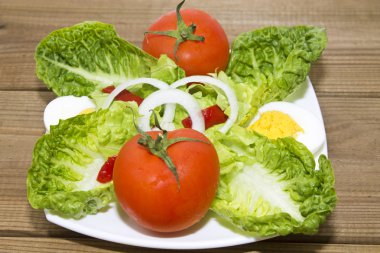 ahşap üzerine salata tabağı