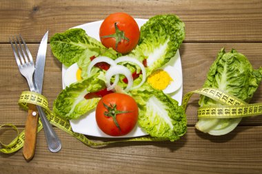 tabak salata ve ahşap üzerine şerit metre
