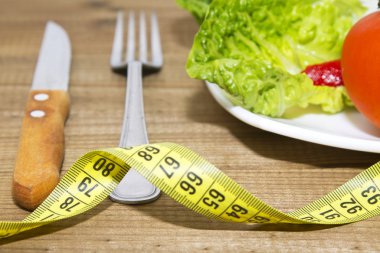 tabak salata ve ahşap üzerine şerit metre