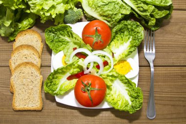 ahşap üzerine salata tabağı