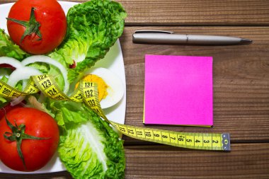 ahşap arka plan yazı üzerine salata ile tablo
