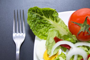 salata tabağı ve çatal