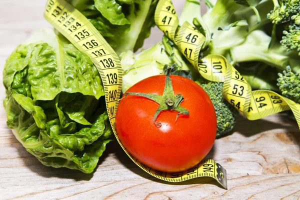 Cinta métrica con tomates, verduras y manzanas —  Fotos de Stock