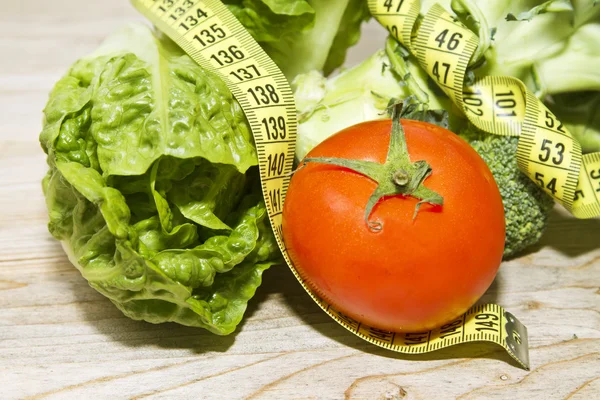 Maßband mit Tomaten, Gemüse und Äpfeln — Stockfoto