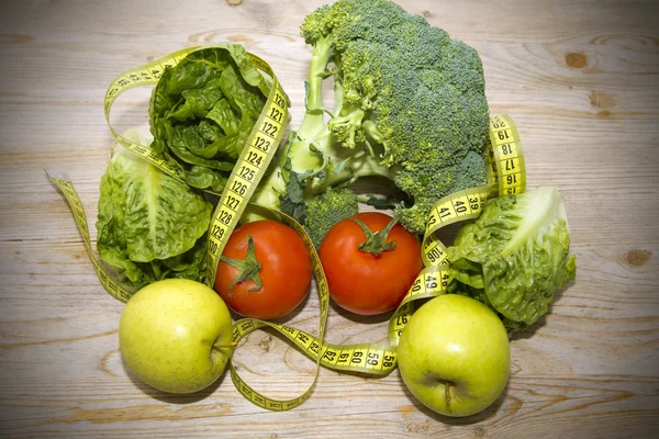 mezura ile domates, sebze ve elma