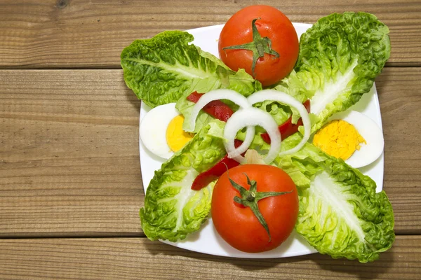 ahşap arka plan üzerinde tablo salata