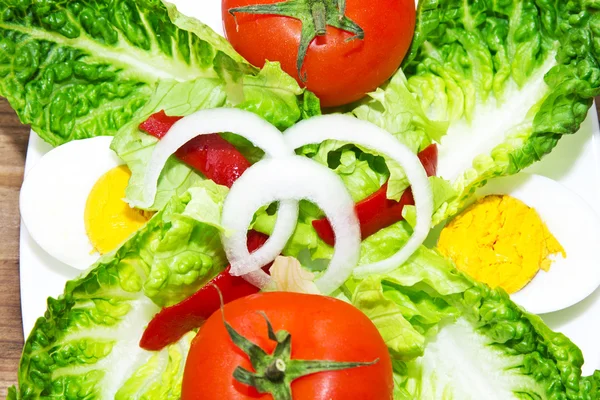 ahşap arka plan üzerinde tablo salata