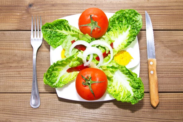 Placa de ensalada en madera —  Fotos de Stock