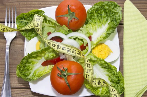 tabak salata ve ahşap üzerine şerit metre