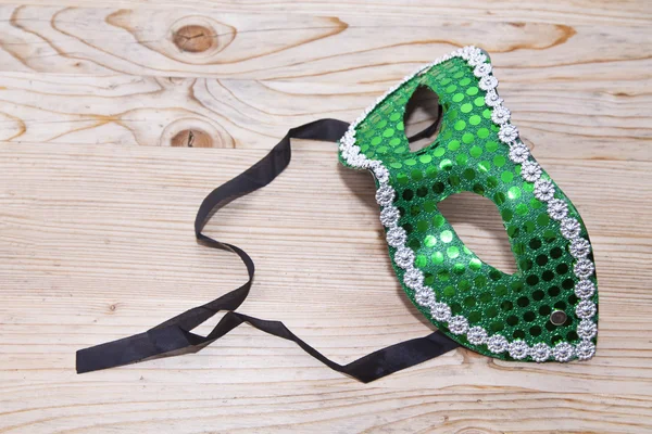 Máscara de carnaval e confete — Fotografia de Stock