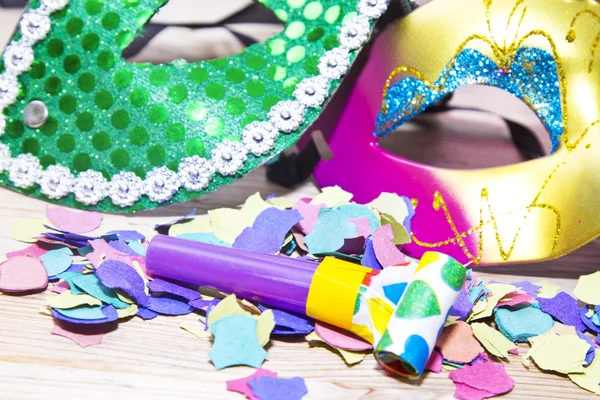 Karnevalová maska a konfety — Stock fotografie